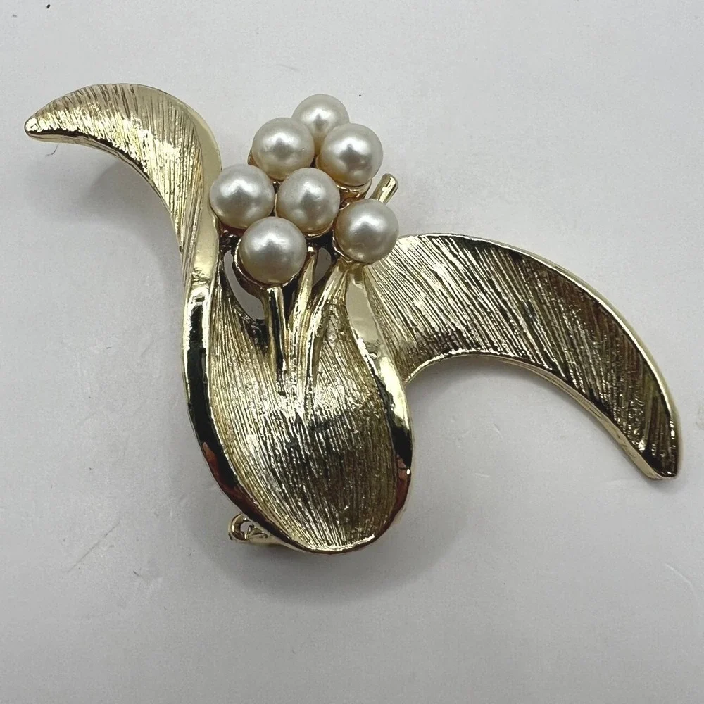 Vintage‎ Flower Brooch Faux Pearl and Brushed Gold Tone Pin